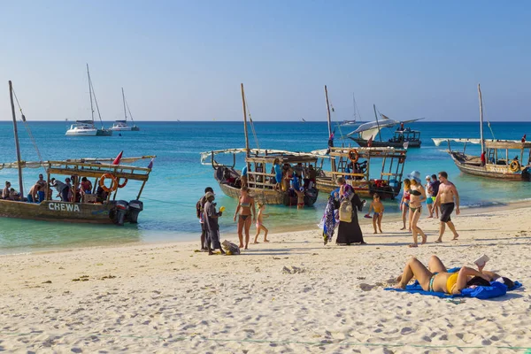 Turistas de todo el mundo en la orilla del océano de la isla Zanzib — Foto de Stock