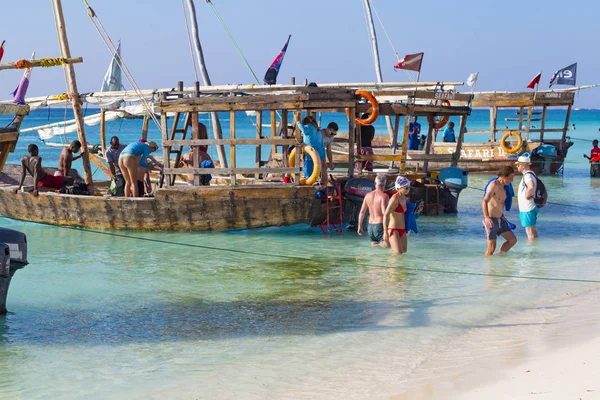 Turistas de todo el mundo en la orilla del océano de la isla Zanzib — Foto de Stock