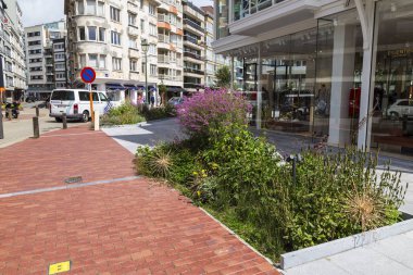 Bir Knokke-Heist tatil beldesi. Belçika. Şehrin modern sokak.
