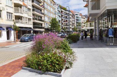 Bir Knokke-Heist tatil beldesi. Belçika. Şehrin modern sokak.