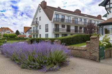 Bir Knokke-Heist tatil beldesi. Belçika. Street City.