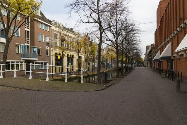 Delft-Stadt. Niederländisch. Straße der Stadt im Herbst — Stockfoto