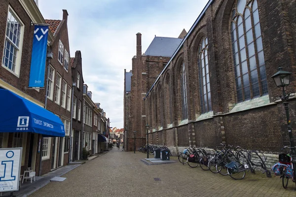 Delft City. Nederland. Historische straat in de oude stad — Stockfoto