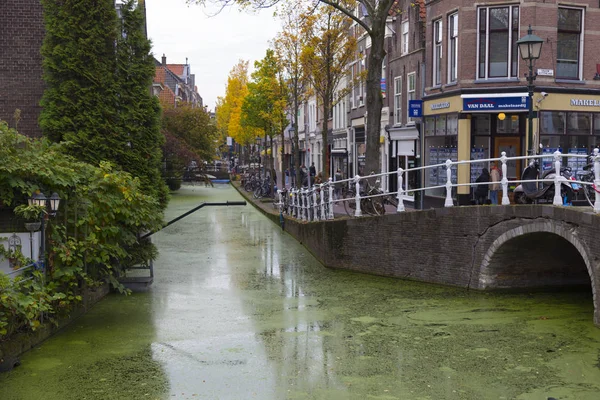 Delft City. Nederland. Historische straat in de oude stad — Stockfoto