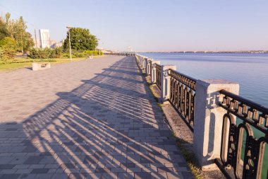 Dniprop'da kaldırım taşı ve ferforje korkuluklu gezinti