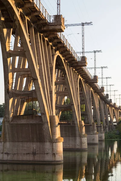 Antiguo puente ferroviario curvo sobre el río Dniéper. Dnepropetrovsk . — Foto de Stock