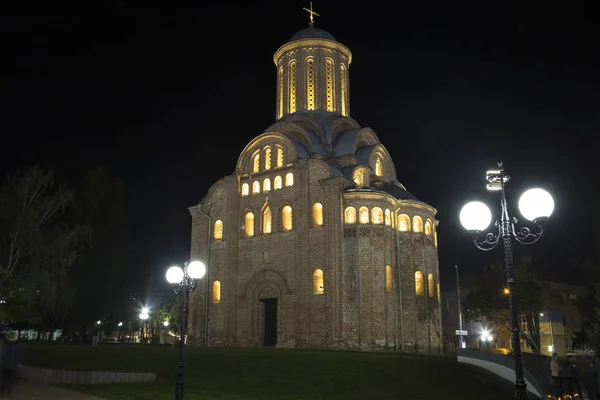 Noční kostel v pyatnitskaja. Černihiv město. Ukrajina. — Stock fotografie