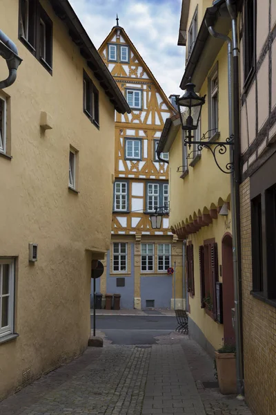 Antica città di Aschaffenburg, in tedesco. Case colorate nella città vecchia — Foto Stock