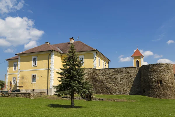 旧中世の町ポドリネックの歴史的中心部。スロバキア. — ストック写真