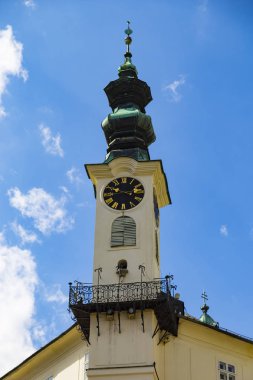 Belediye binasının saati olan kule. Banska Stiavnica Şehri. Slova