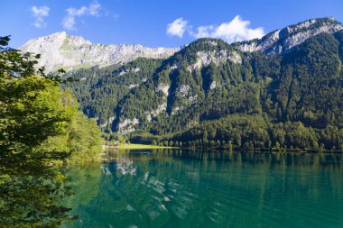 Klontalersee Dağ Gölü. Glarus Kton. İsviçre.