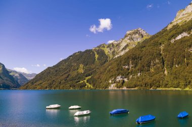 Klontalersee Dağ Gölü. Glarus Kton. İsviçre.
