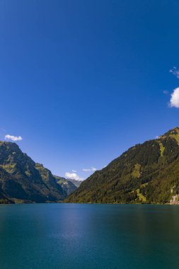 Klontalersee Dağ Gölü. Glarus Kton. İsviçre.