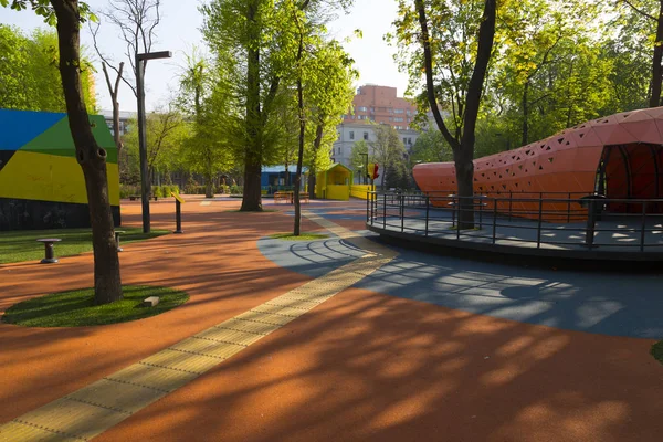 Boş modern çocuk oyun alanı. Dnipro şehri. Ukrayna