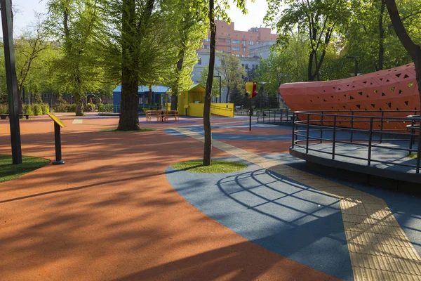 Parque infantil moderno vacío. Ciudad de Dnipro. Ucrania — Foto de Stock