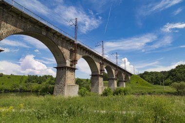 Arka planda güzel eski kemerli taş demiryolu köprüsü o