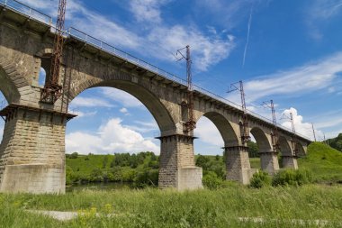 Arka planda güzel eski kemerli taş demiryolu köprüsü o