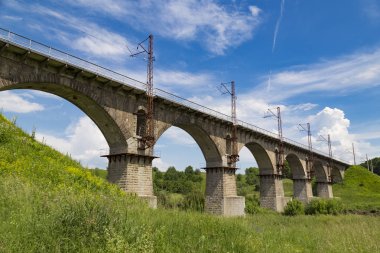 Arka planda güzel eski kemerli taş demiryolu köprüsü o