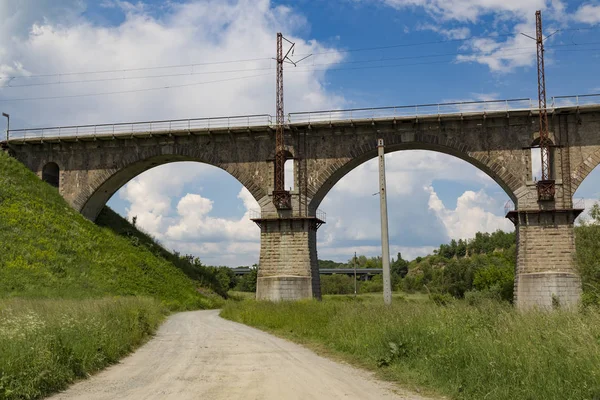 Hermoso viejo puente de ferrocarril de piedra arqueada . — Foto de Stock