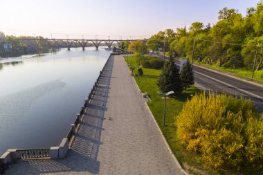 Dnipro Nehri boyunca yaya gezinti. Dnipro şehri. Ukrayna