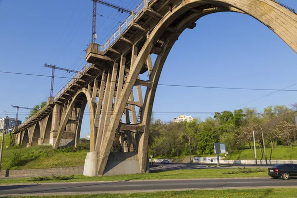 Antiguo arco de hormigón monolítico puente ferroviario primer plano — Foto de Stock