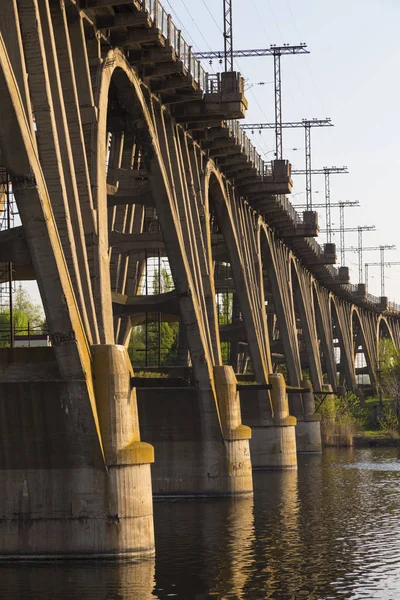 Antiguo arco de hormigón monolítico puente ferroviario primer plano — Foto de Stock