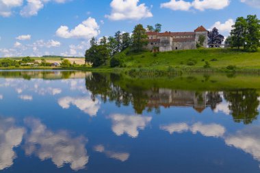 Eski güzel Svirzh kale, göl ile çevrili . Ukrayna