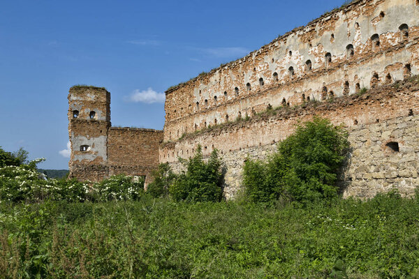 Стена древней крепости. Старый замок Село (Старая деревня). Украина
