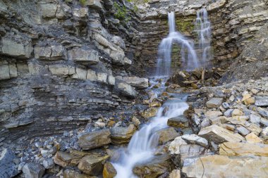 Flysch kayalıklarında dağların arasına düşer. Karpatlar. Ukrayna.