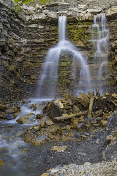 Kaskádové vodopád kaplivety ve skalách flyše. Hory Karpaty — Stock fotografie