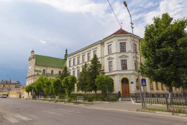 Şehir Zhovkva, cadde merkezinde. Lviv Bölgesi, Ukrayna. 