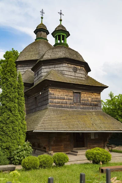 Деревянная церковь Святой Троицы на открытом воздухе. Город Жовква, Украина — стоковое фото