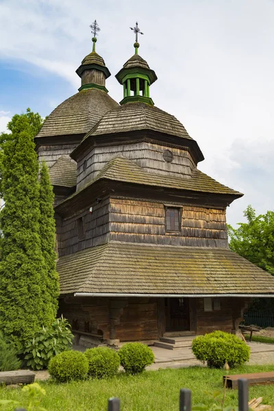 Ahşap kutsal Trinity Kilisesi açık. City Zhovkva, Ukrayna