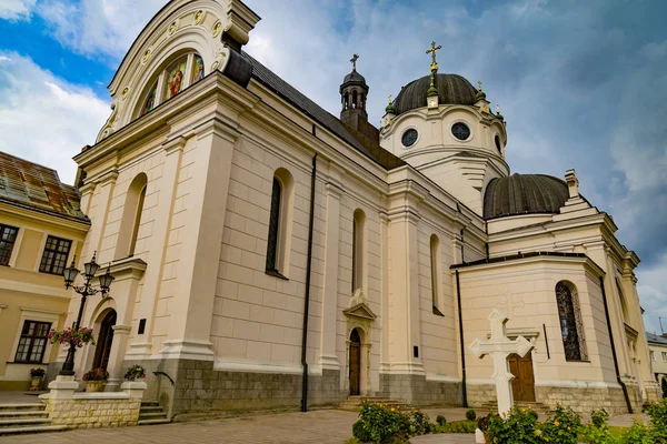 Antiguo monasterio Basiliano al aire libre. Ciudad Zhovkva. Ucraniano occidental —  Fotos de Stock