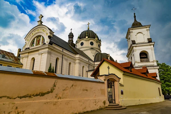 Стародавній Василіанський монастир. М. Жовква. Західній Україні — стокове фото