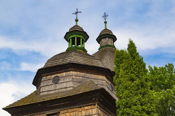 Дерев'яна церква Святої Трійці на відкритому повітрі. М. Жовква, Україна — стокове фото