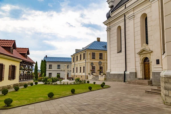 Antiguo monasterio Basiliano al aire libre. Ciudad Zhovkva. Ucraniano occidental —  Fotos de Stock