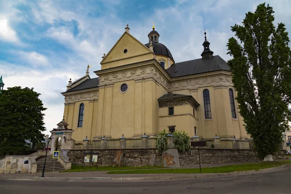 Antiguo monasterio Basiliano al aire libre. Ciudad Zhovkva. Ucraniano occidental —  Fotos de Stock