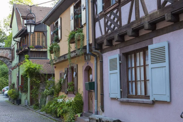 Bella strada colorata del villaggio medievale Kaysersberg. Alsa. — Foto Stock