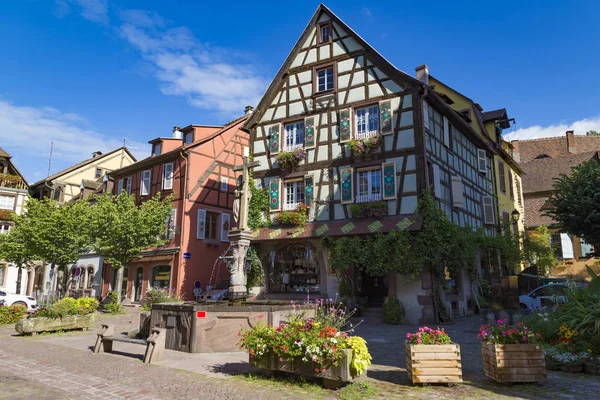 Nádherné staré město ve středověké vesnici Kaysersberg. Alsace. Fran — Stock fotografie