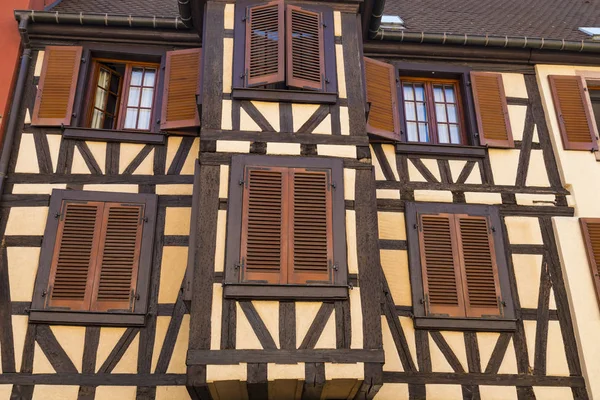 Parete colorata di vecchia casa a graticcio con più finestre a — Foto Stock