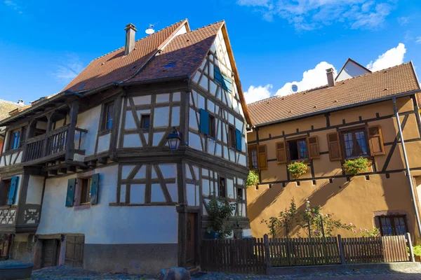 Średniowieczne kolorowe domy z muru pruskiego na starożytnej ulicy s — Zdjęcie stockowe