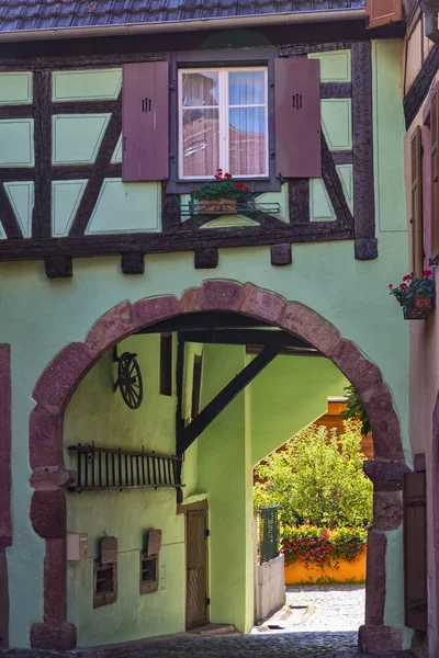 Città medievale. Antiche case del villaggio di Kaysersberg. Alsazia. F — Foto Stock
