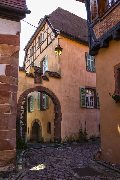 Mittelalterliche Stadt. schmale Straße des Dorfes Kajsersberg. Elsass. fr — Stockfoto