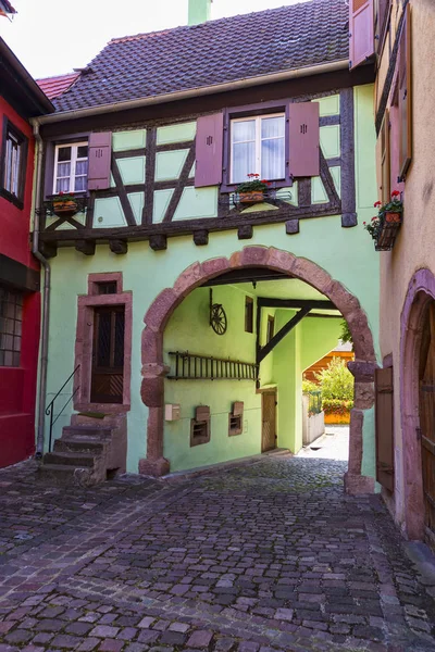 Középkori város. Ősi házak ofl falu Kaysersberg. Elzászi Wi — Stock Fotó