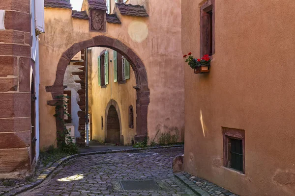 Ciudad medieval. Calle estrecha del pueblo de Kaysersberg. Alsacia. Fr. — Foto de Stock