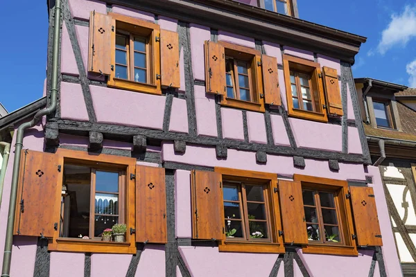 Parete colorata di vecchia casa a graticcio con più finestre a — Foto Stock