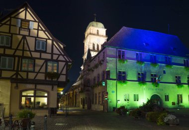 Eski şehir Kaysersberg gece. Alsace Şarap Rotası. Fransa. 