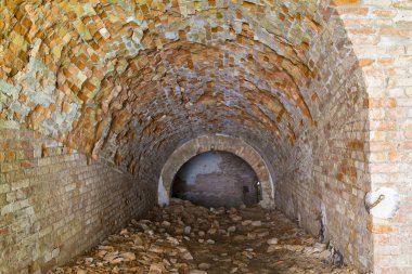 Yok edilmiş tünel. Tarakaniv'in fort'u. Ukrayna