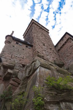Kayanın üzerindeki zapt edilemez kale. Haut-Koenigsbourg Kalesi dışarıda. A